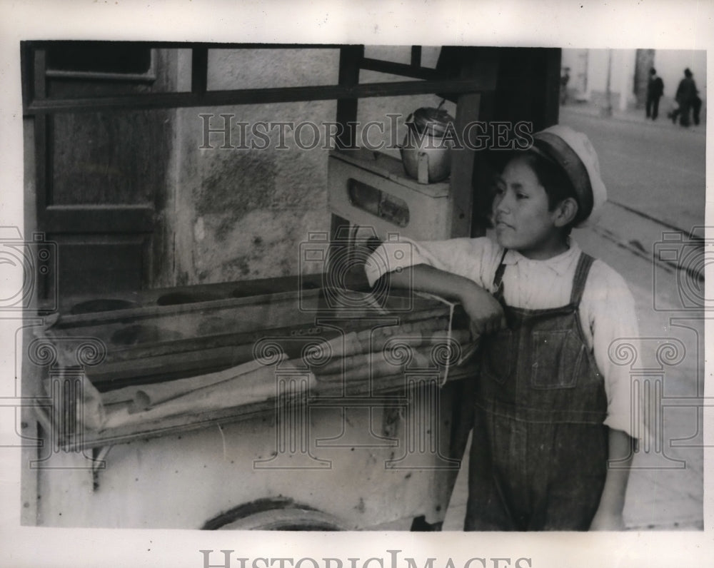1940 Press Photo Young boy merchant selling ice cream