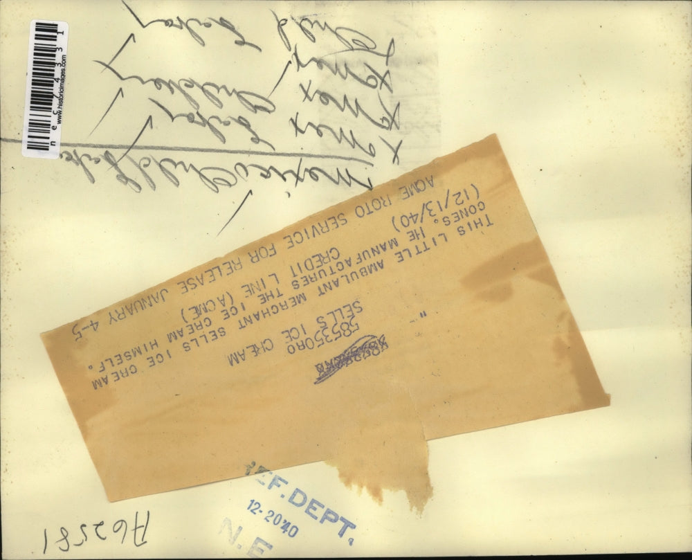 1940 Press Photo Young boy merchant selling ice cream