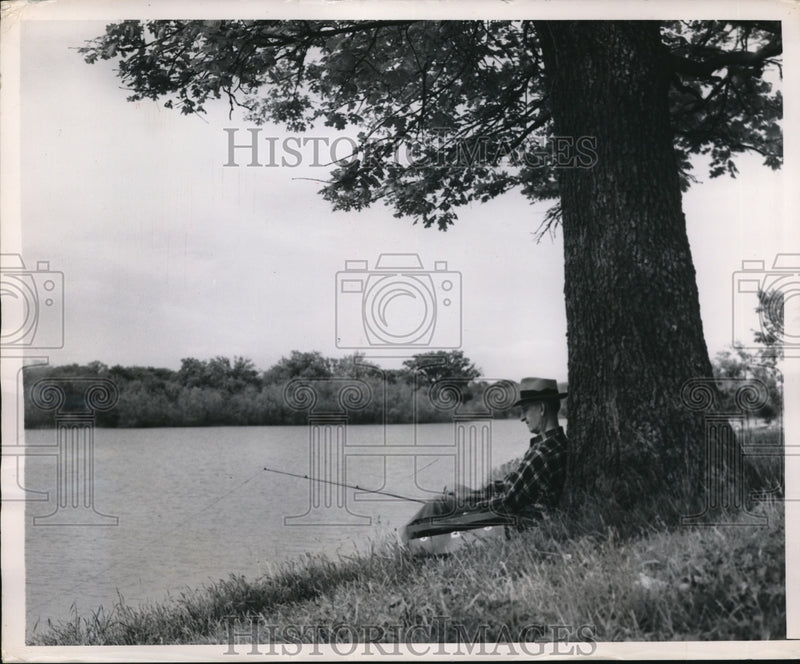 Load image into Gallery viewer, 1949 Press Photo Luna Lake, man out fishing from the shore
