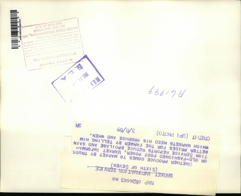 Load image into Gallery viewer, 1969 Press Photo Market Information Service helps reduce spoilage, prices
