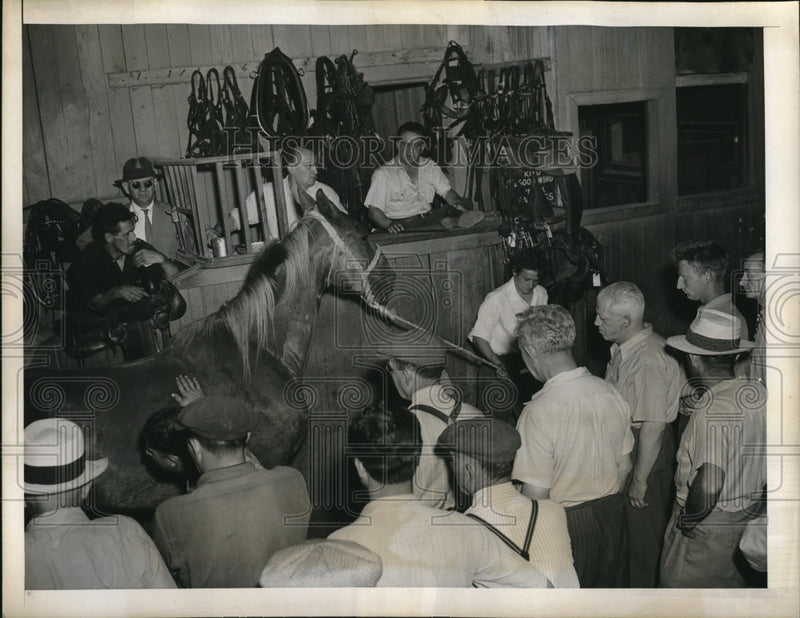 Load image into Gallery viewer, 1943 Press Photo Mr Potter &amp; Greenberg at horse auction sale with all its gear 1
