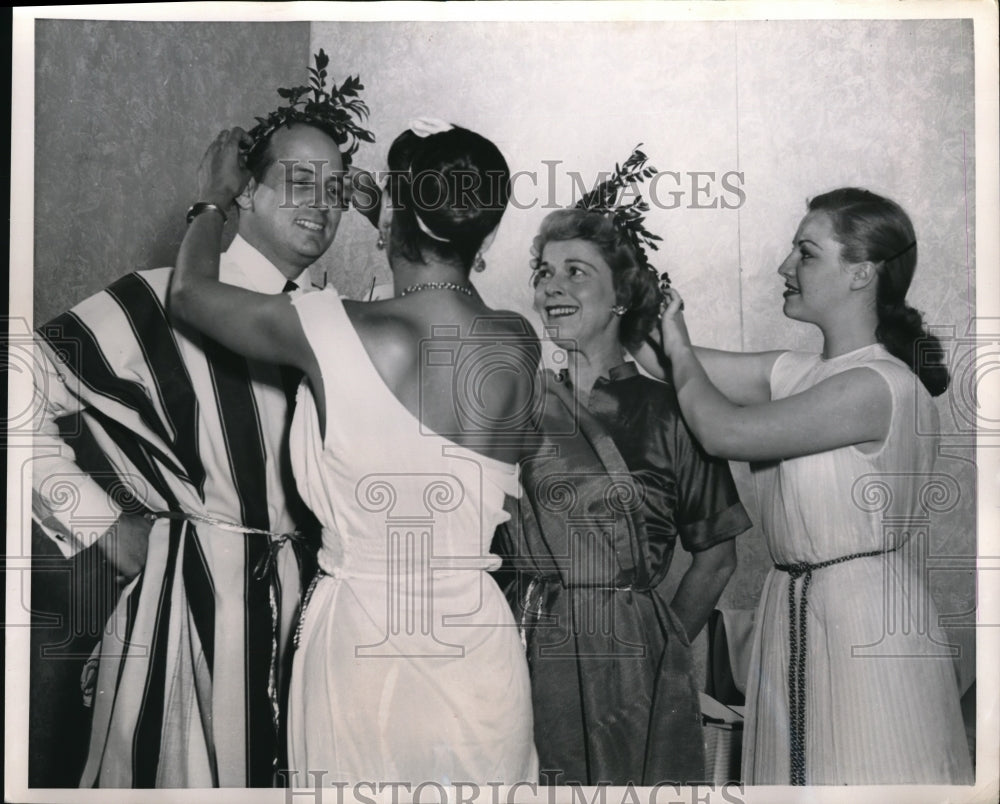 1952 Press Photo Mayor De Lesseps Morrison, Jill Johnson & some models