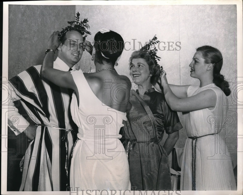Load image into Gallery viewer, 1952 Press Photo Mayor De Lesseps Morrison, Jill Johnson &amp; some models
