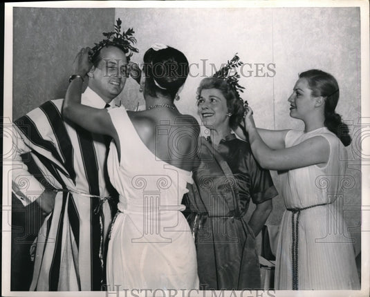 1952 Press Photo Mayor De Lesseps Morrison, Jill Johnson & some models