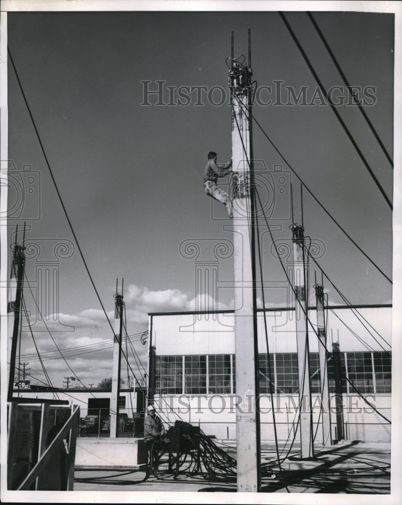 Load image into Gallery viewer, 1957 Press Photo Construction workers lifting roof rods into place by cables
