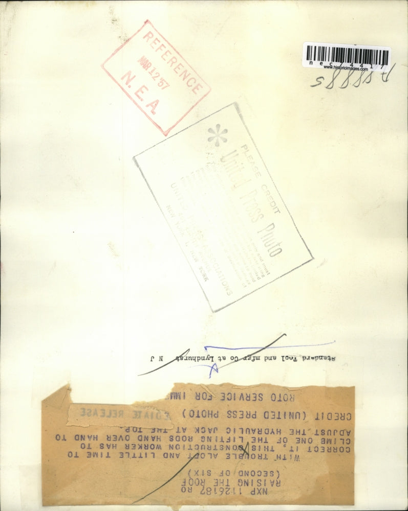 1957 Press Photo Construction workers lifting roof rods into place by cables