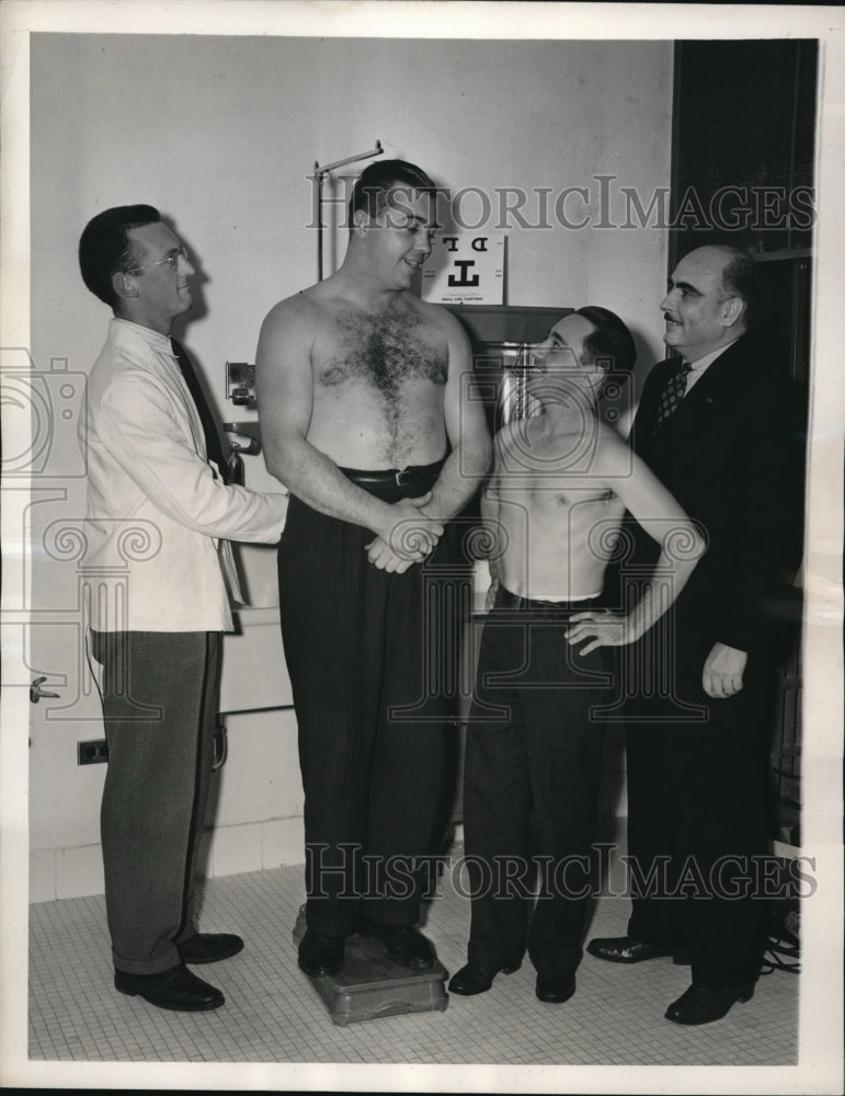 1940 Press Photo P Zacharie, B Burrows at exam for service, Maj Wm Walsh & Dr