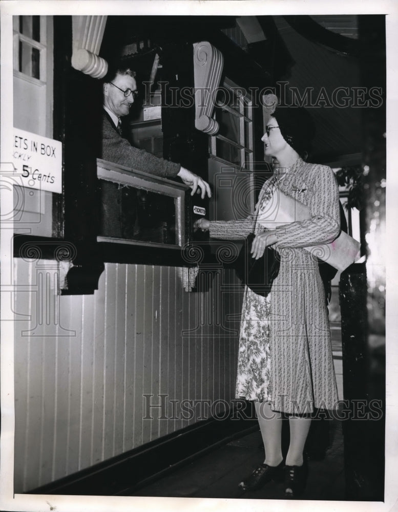 1943 Press Photo George Walker selling train ticket to customer