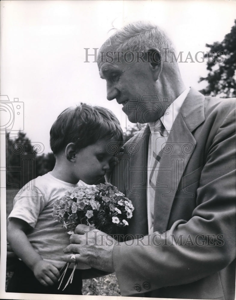 1956 Press Photo Visitors sniff boquet of flowers at garden for the blind