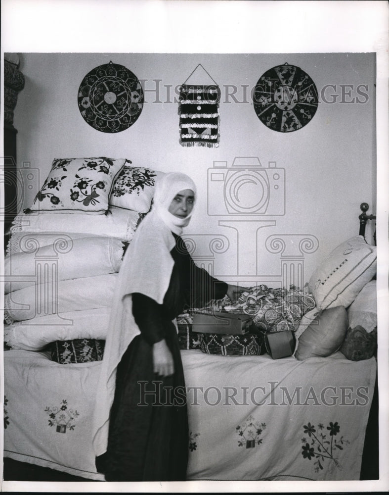 1956 Press Photo Iraqi brides mother shows nuptial chamber