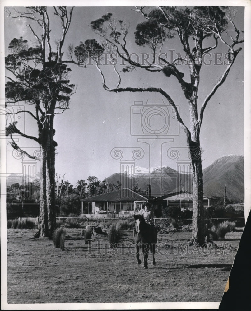 1949 Press Photo New Zealand housewife visits friend on horseback - nec74515