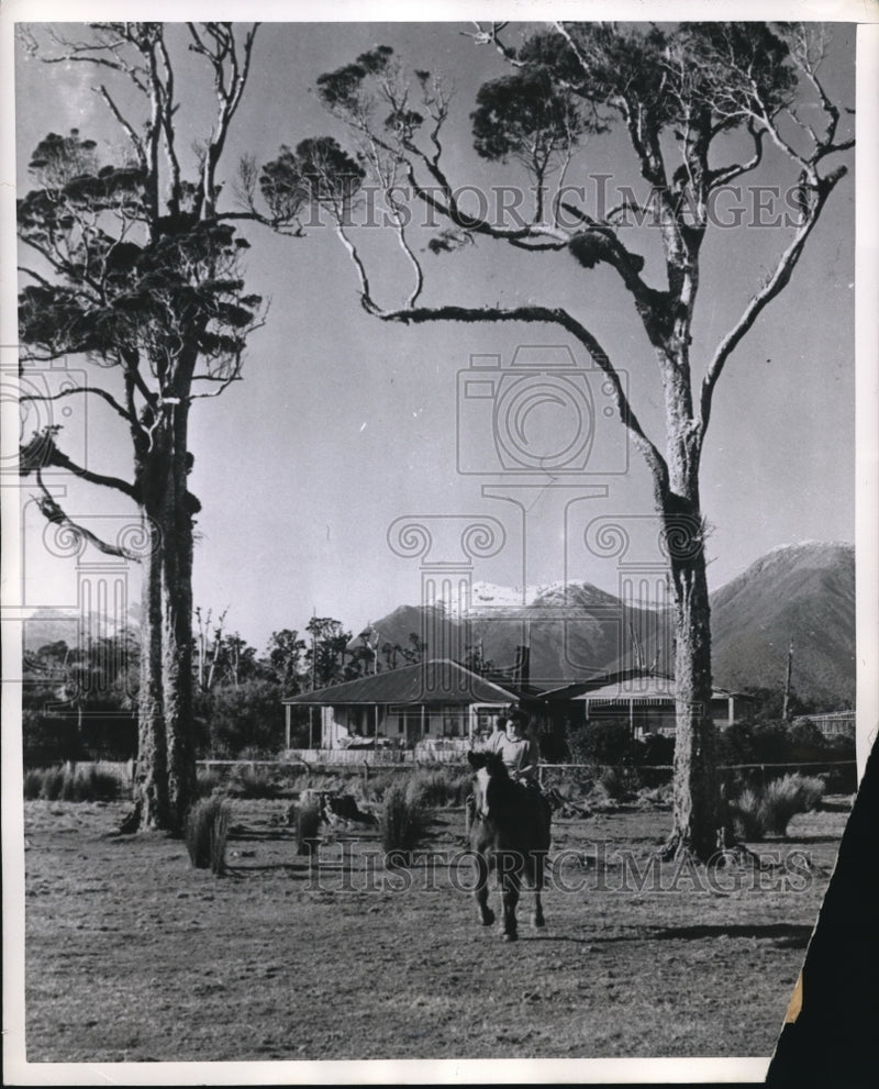Load image into Gallery viewer, 1949 Press Photo New Zealand housewife visits friend on horseback - nec74515
