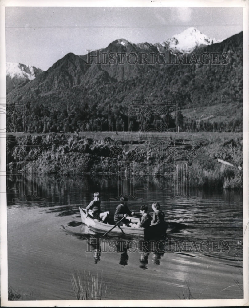 1949 Press Photo New Zealand kids boating on a pond