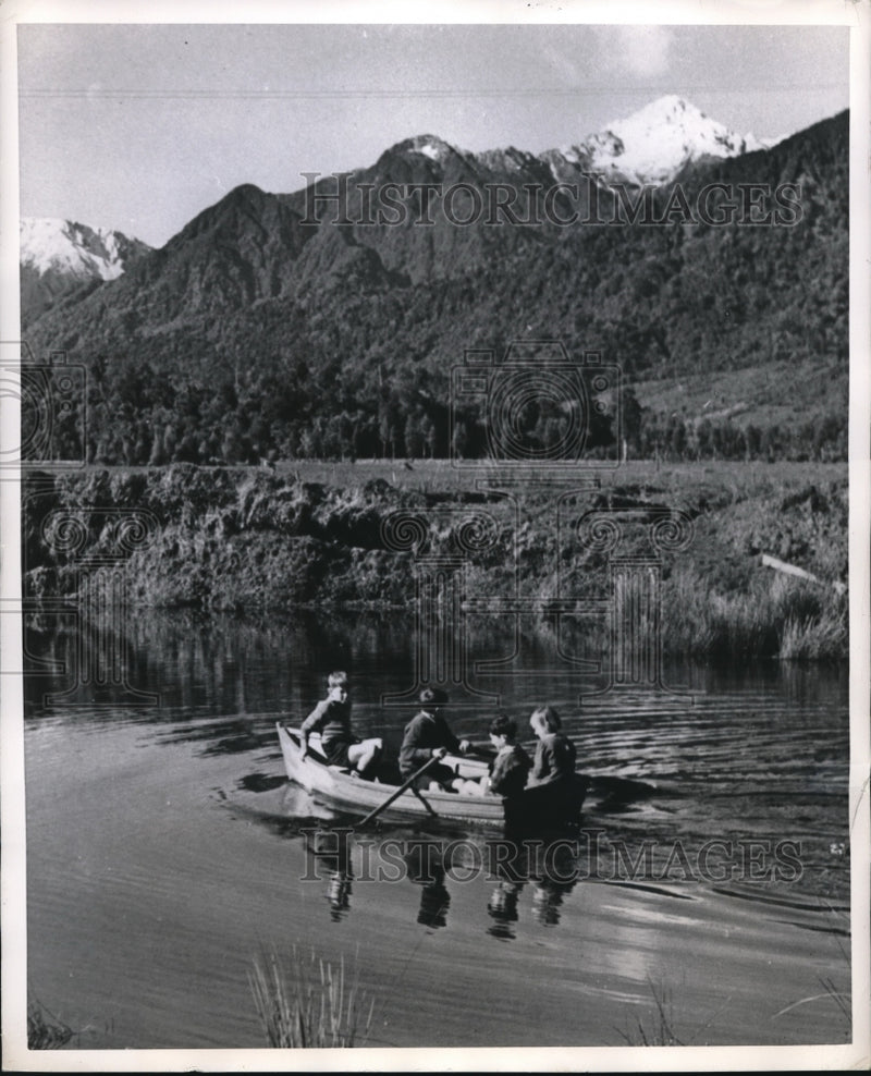 Load image into Gallery viewer, 1949 Press Photo New Zealand kids boating on a pond
