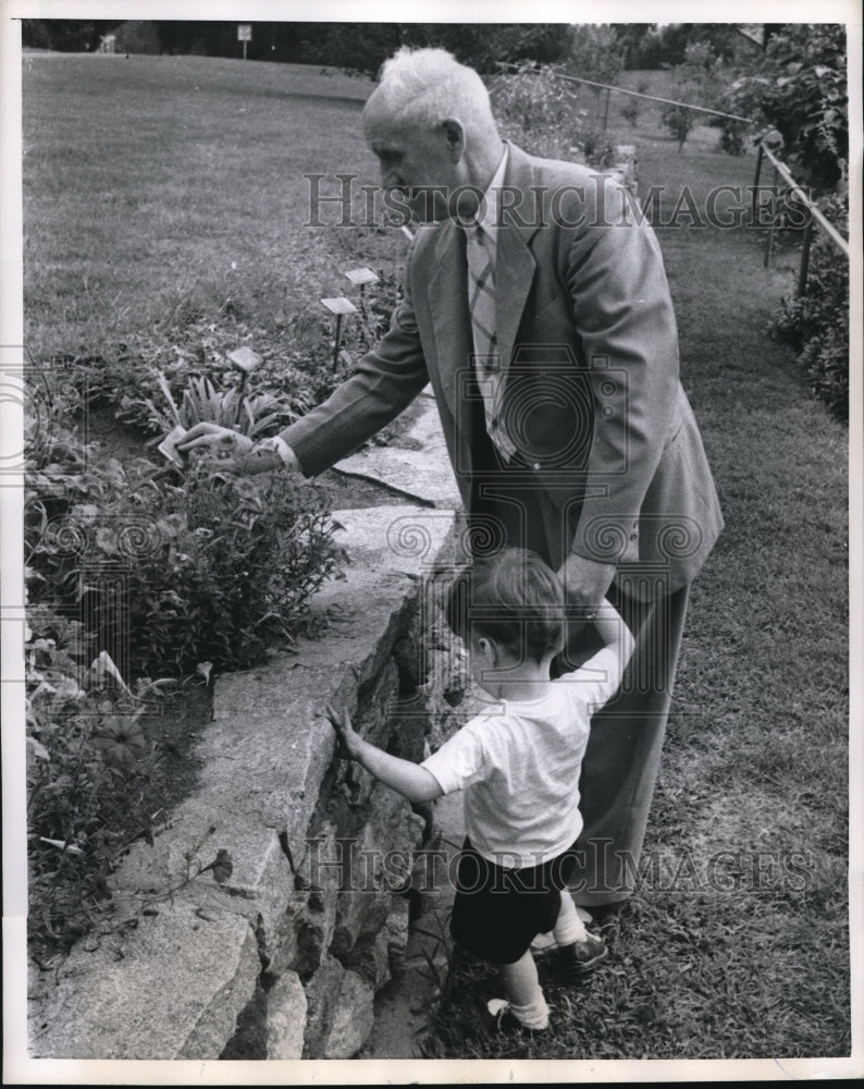 1956 Press Photo David DeVenny & Jack Ward at Garden for the blind
