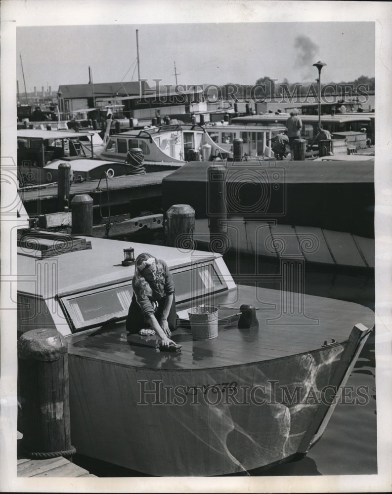 1947 Press Photo Mrs John Abhamson  scubs deck of her houseboat in NY- Historic Images