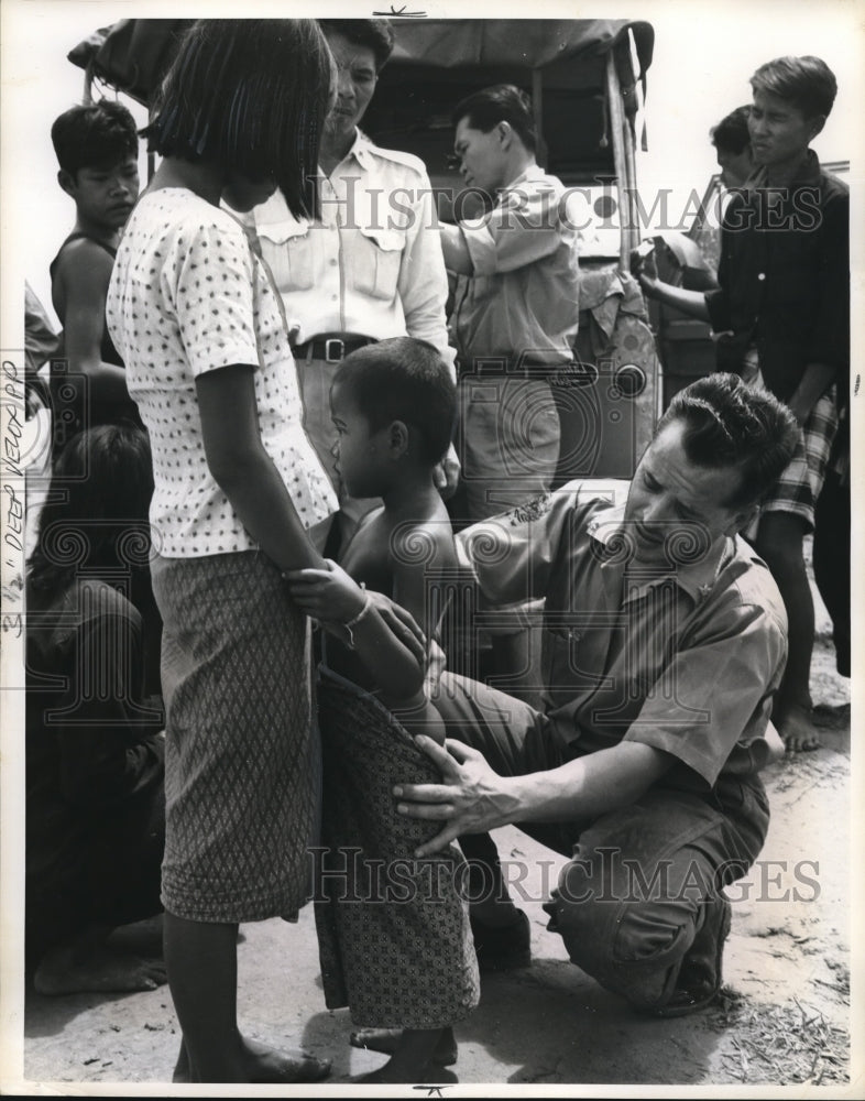 1962 Press Photo Dr Ramon Miguel takes blood sample at a leper village