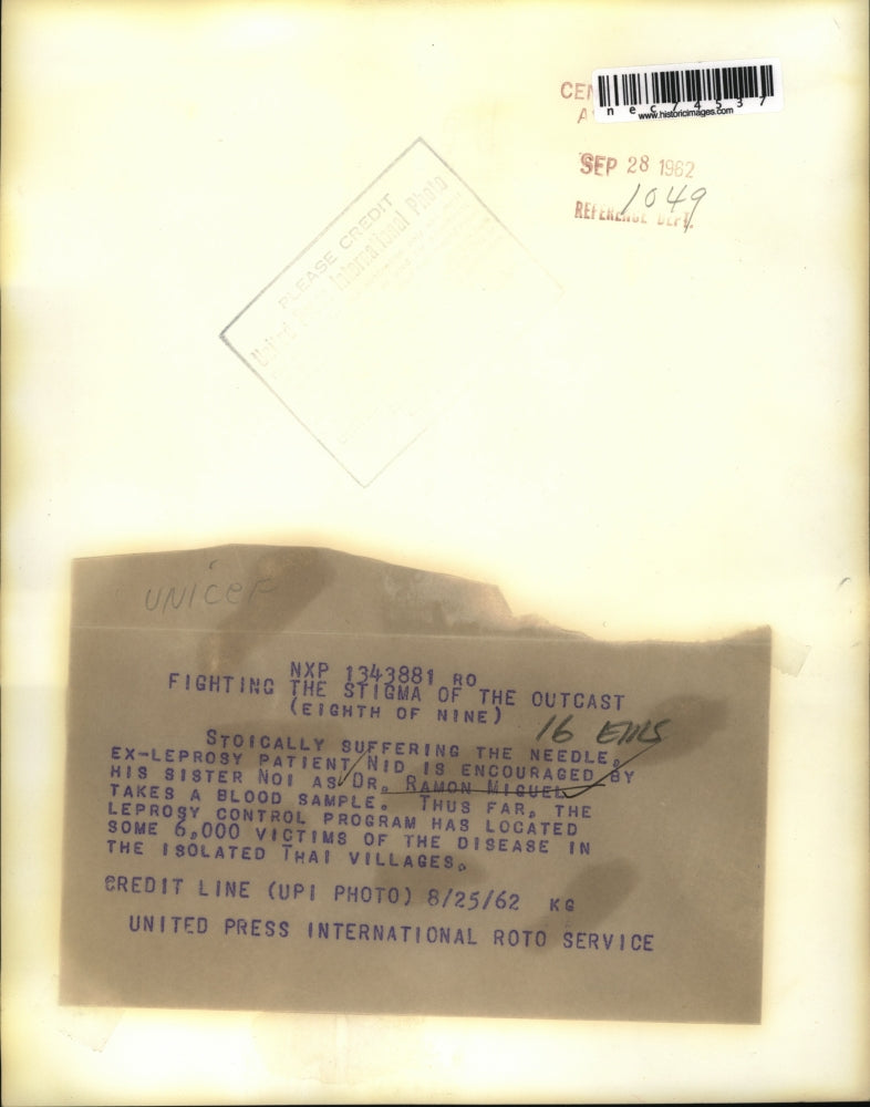 1962 Press Photo Dr Ramon Miguel takes blood sample at a leper village