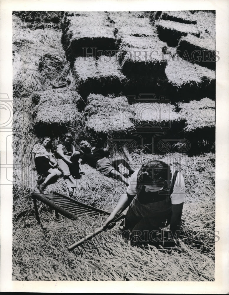 Load image into Gallery viewer, 1952 Press Photo English girls comb straw on a farm
