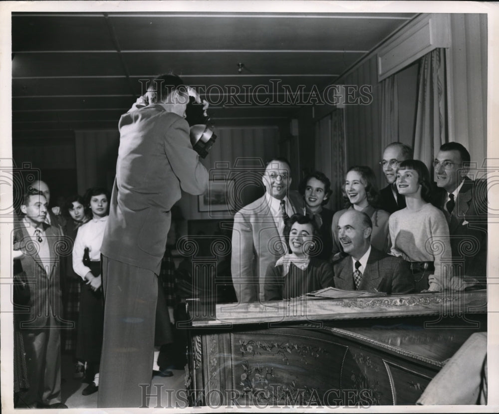 1951 Press Photo Skidmore Hall Dads & daughters at College's piano