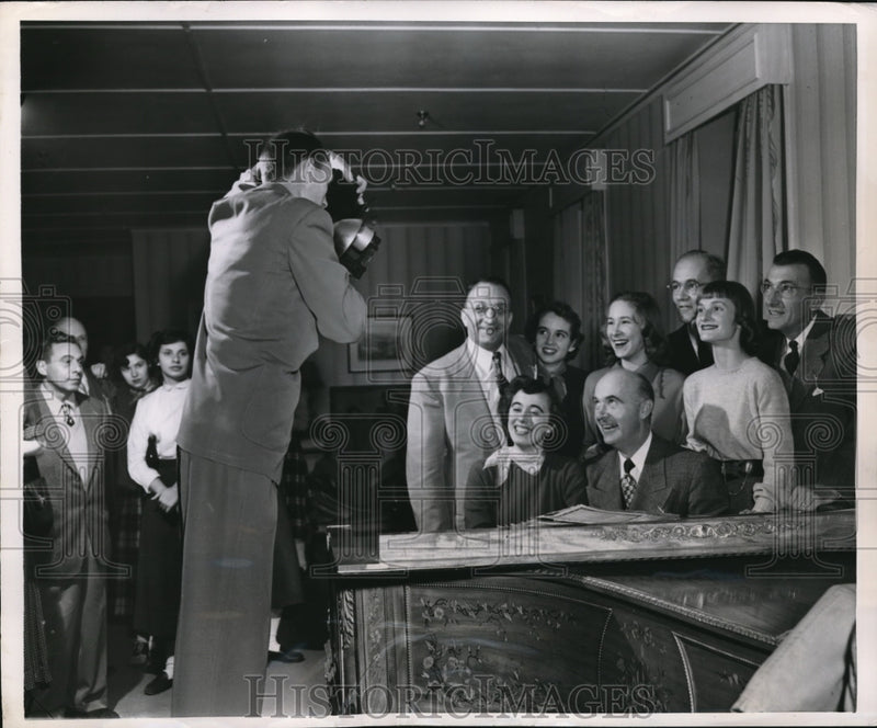 Load image into Gallery viewer, 1951 Press Photo Skidmore Hall Dads &amp; daughters at College's piano

