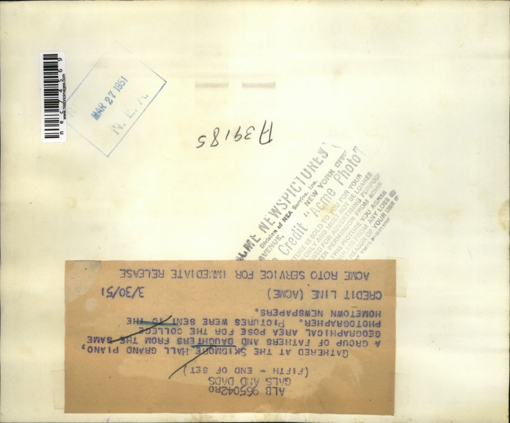 1951 Press Photo Skidmore Hall Dads & daughters at College's piano