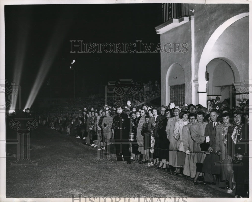 1949 Press Photo Crowds to see a show at Cathay Circle, in La, Calif