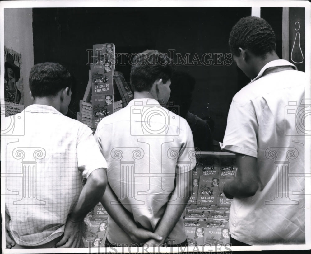 1962 Press Photo Bominicans look at book in store window