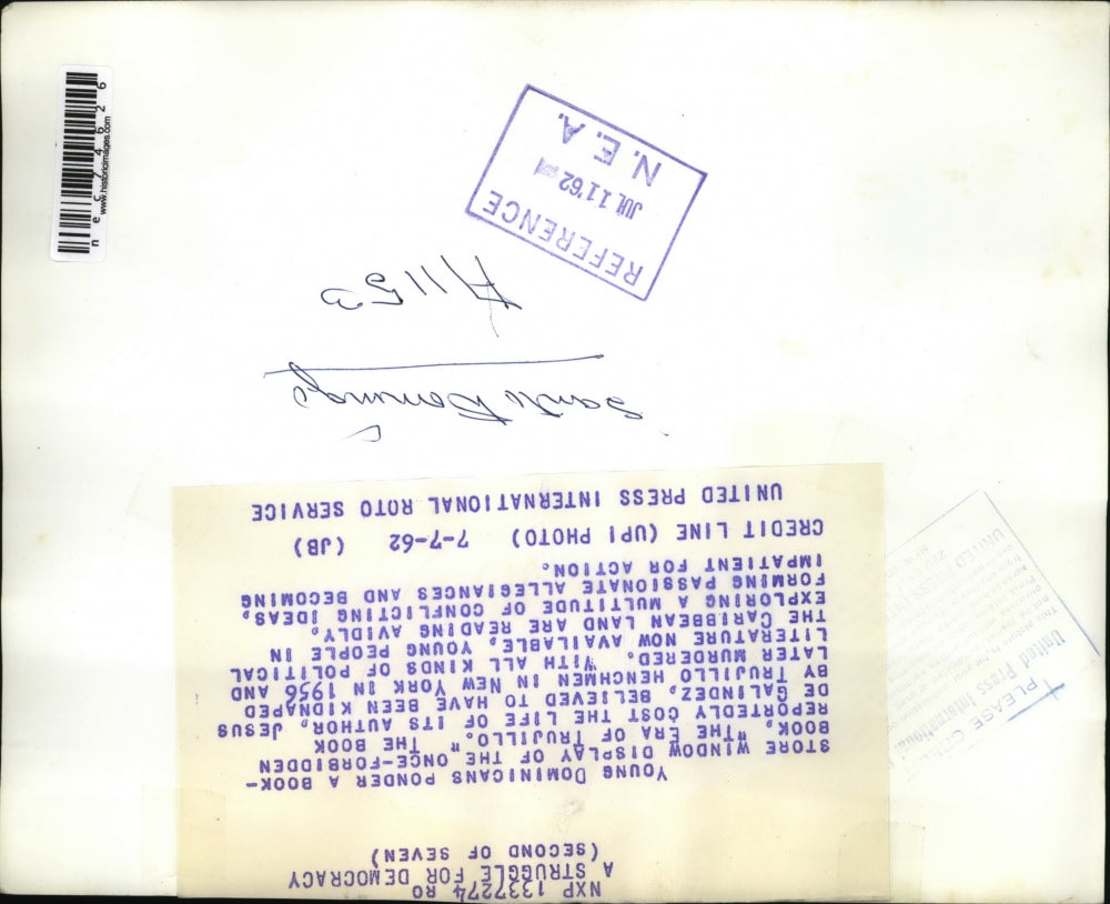 1962 Press Photo Bominicans look at book in store window