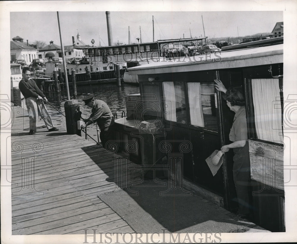 1947 Press Photo Mr Kise & his boat on Potomac River in DC after a cruise