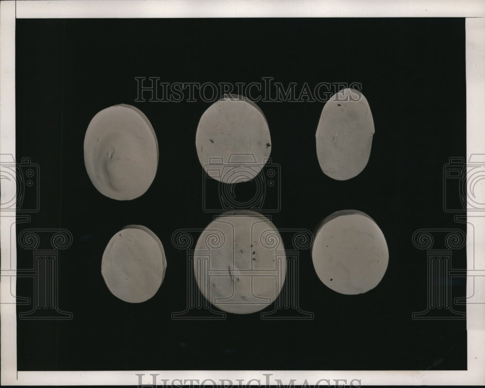 1939 Press Photo Plaster cast sections of famous wrists on display