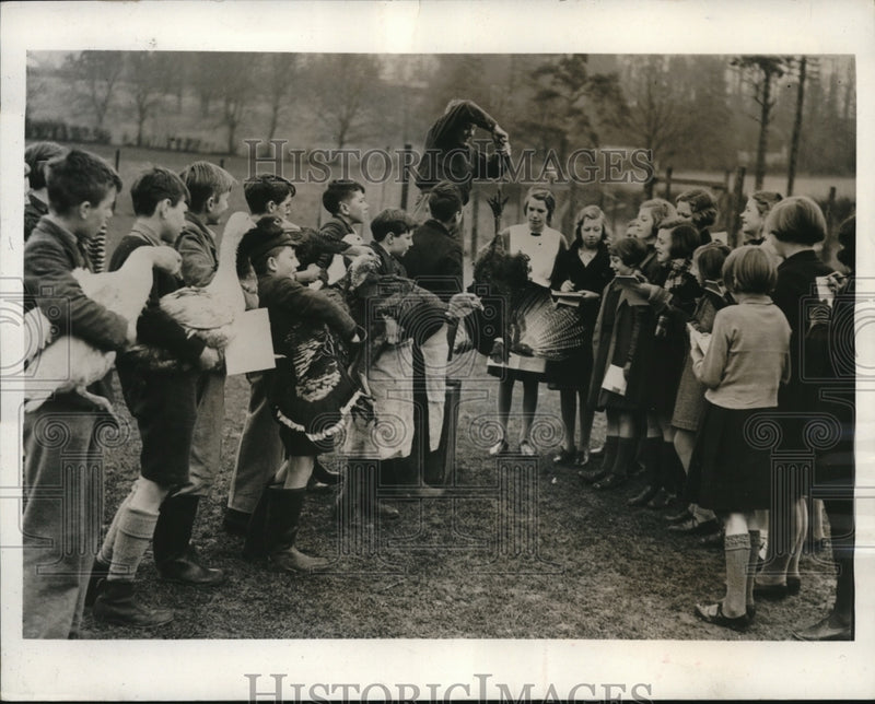 Load image into Gallery viewer, 1940 Press Photo Turkeys weighed before slaughter as students learn husbandry
