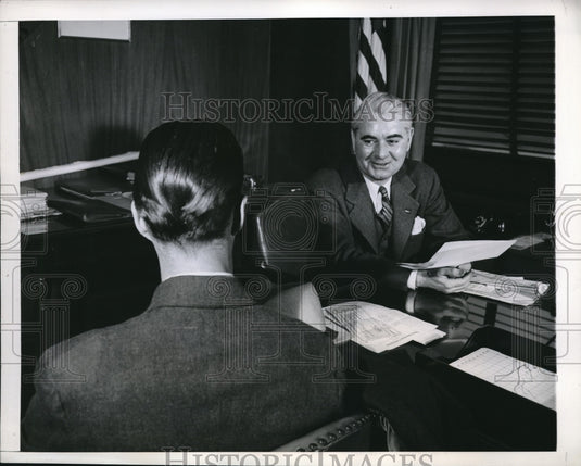 1944 Press Photo Leo Donovan interviews parolee for job in Chicago