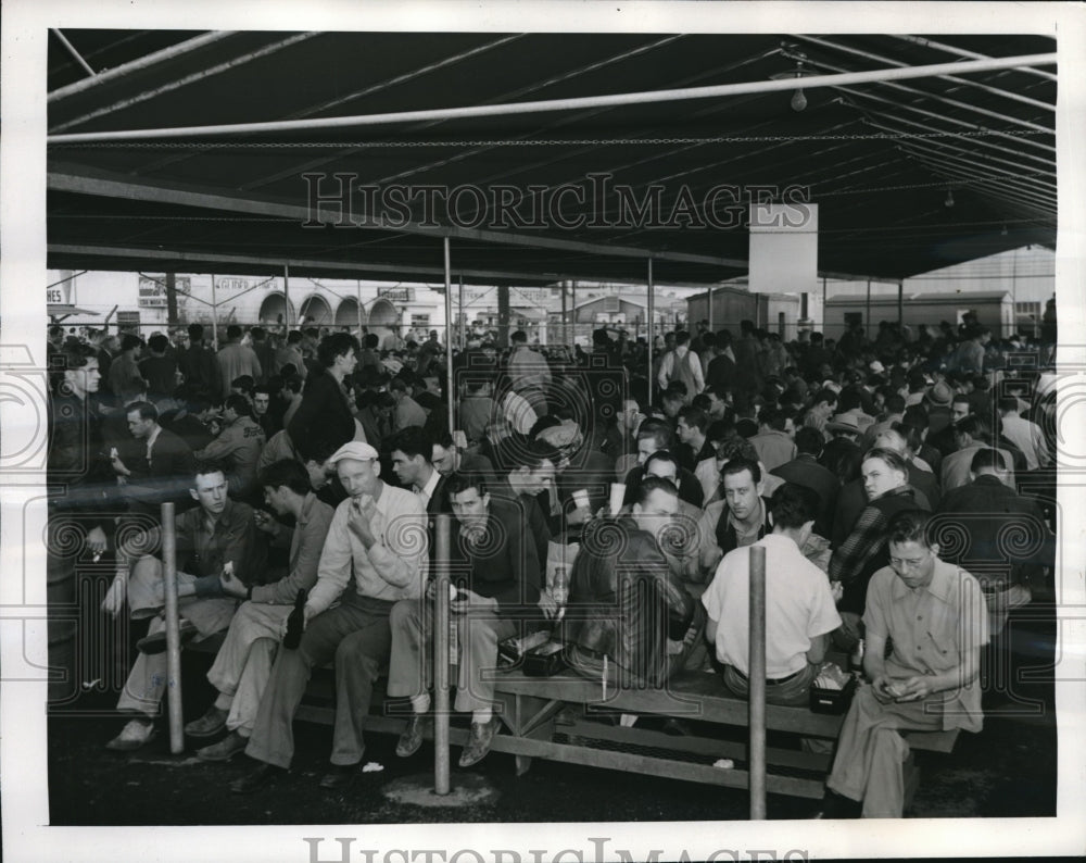 1941 Press Photo View of Luncheon Pavilion at Lockheed Plant During a Meal
