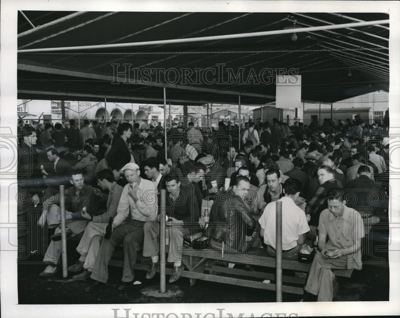 Load image into Gallery viewer, 1941 Press Photo View of Luncheon Pavilion at Lockheed Plant During a Meal
