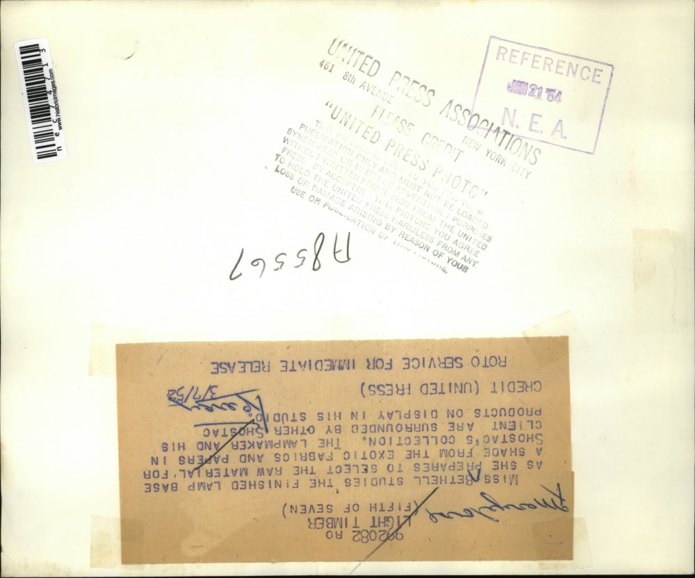 1952 Press Photo Miss M. Bethell & Lampmaker Make Lamp with Shostac Collections