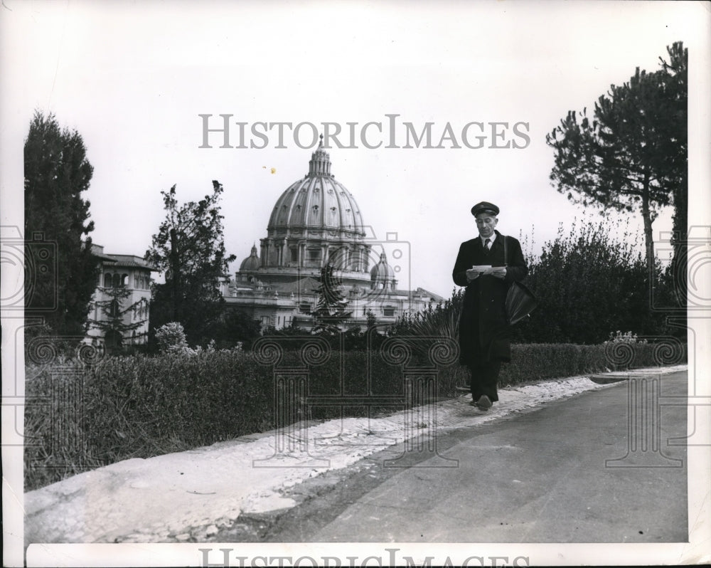 1949 Press Photo Vatican Postman Fia Teodata Walks in Garden Sorting Letters