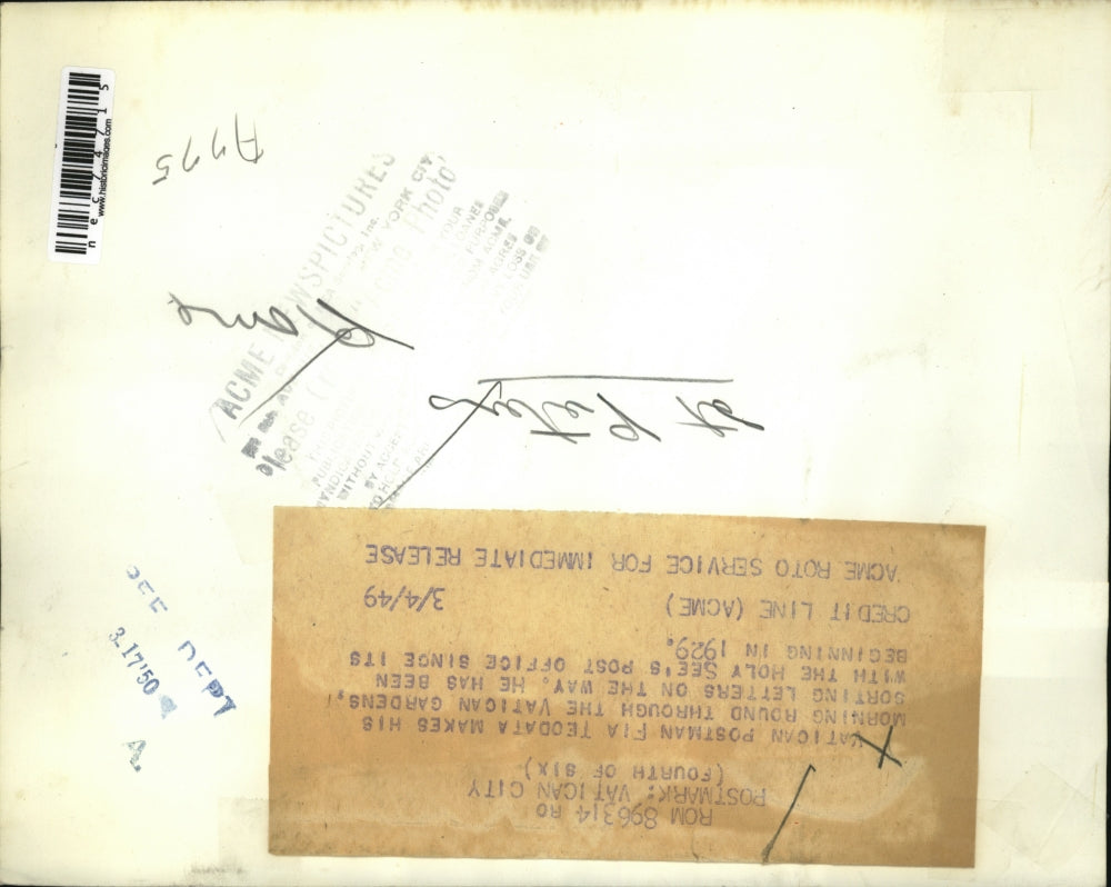 1949 Press Photo Vatican Postman Fia Teodata Walks in Garden Sorting Letters