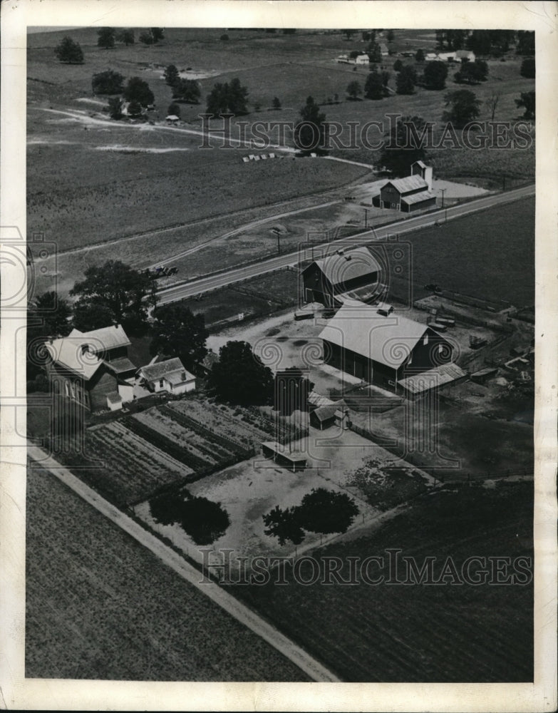 1942 Press Photo Perry Thompson farm outside Columbus, Ind