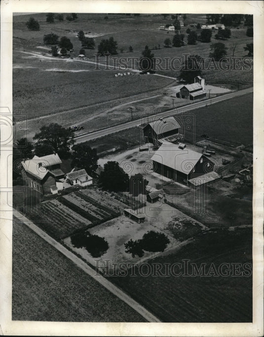 1942 Press Photo Perry Thompson farm outside Columbus, Ind