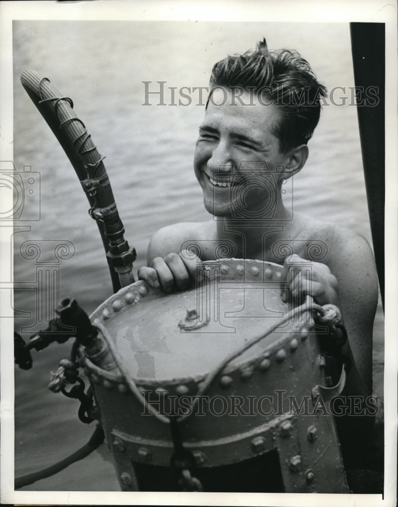 1941 Press Photo Everett Britt working to become marine engineer