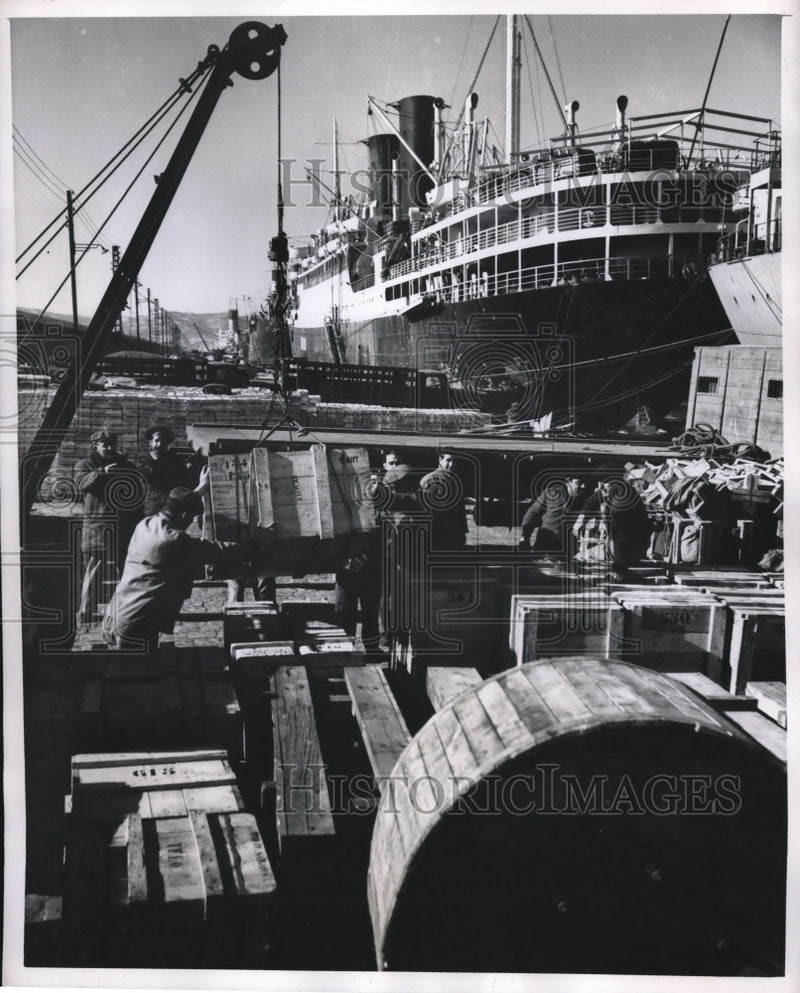 Load image into Gallery viewer, 1949 Press Photo Marseilles, France port dock workers unload a ship - nec74779
