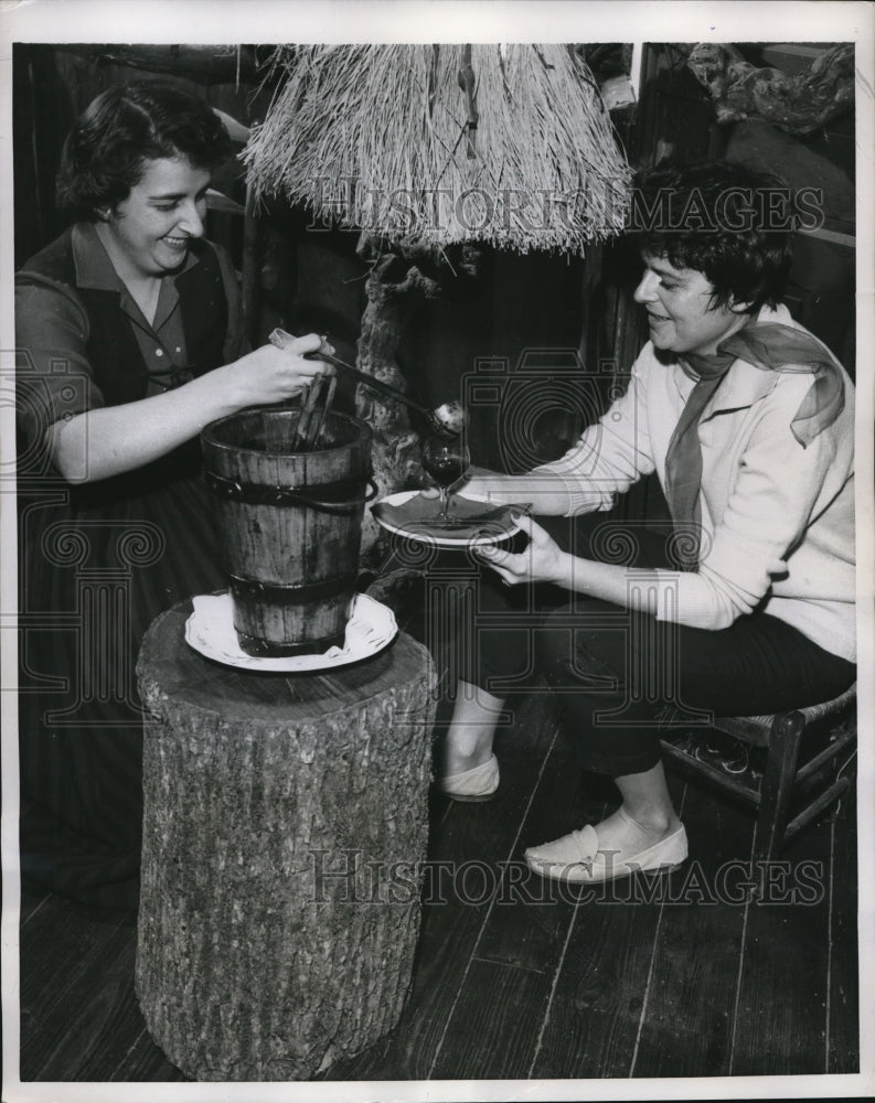 1959 Press Photo Guests at Hostellerie Barbacane in France