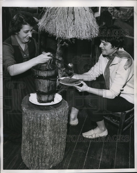1959 Press Photo Guests at Hostellerie Barbacane in France