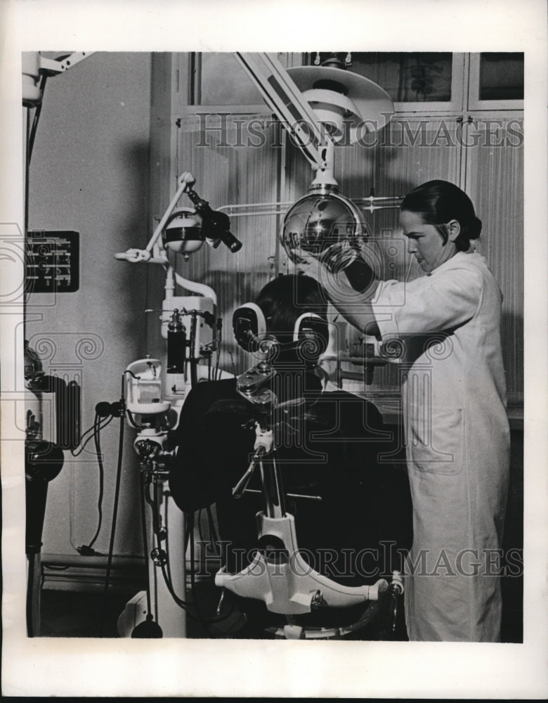 1940 Press Photo Dr. Ylppo at Work in Dentist Office in Finland
