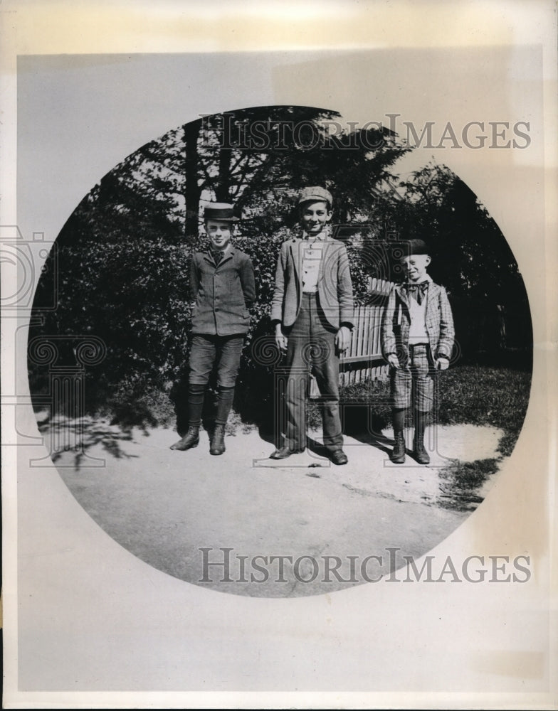 1944 Press Photo Young boys in their Sunday best clothes for going to church