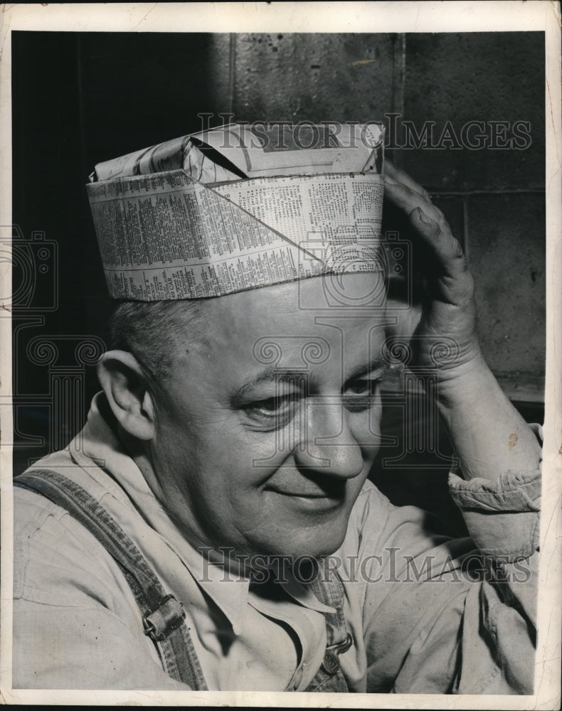 1949 Press Photo Harold Schmeidrich at the Chicago Tribune in hat of paper