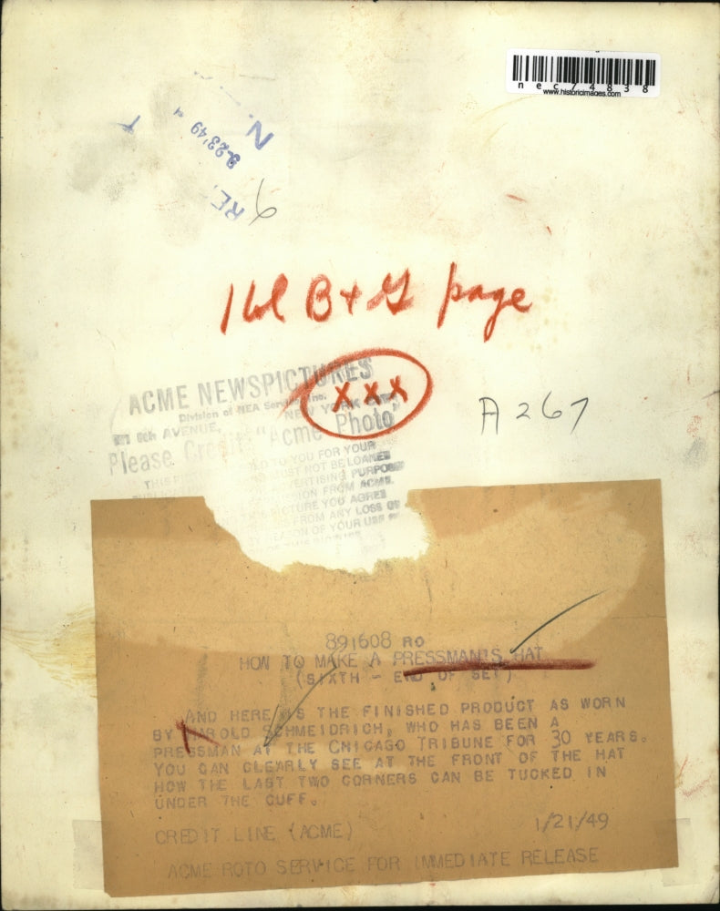 1949 Press Photo Harold Schmeidrich at the Chicago Tribune in hat of paper