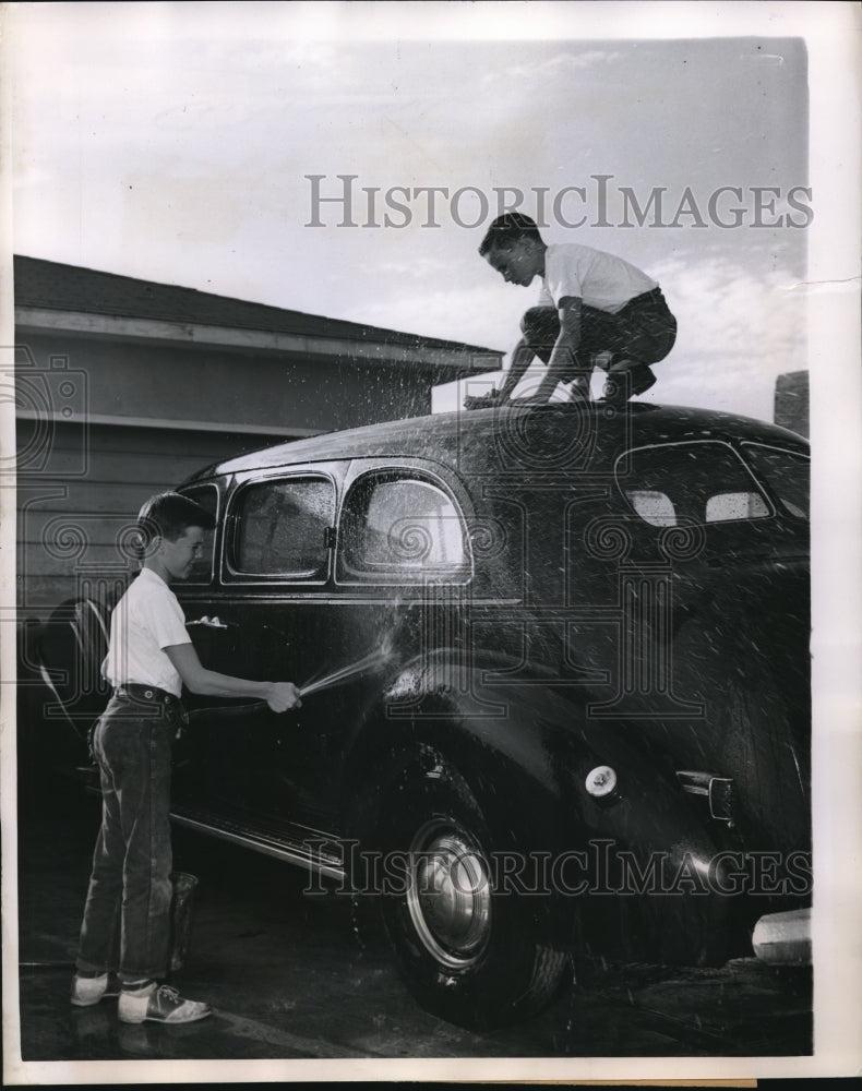 Load image into Gallery viewer, 1950 Press Photo Chuck Hunner's sons wash the family Packard auto - nec74848
