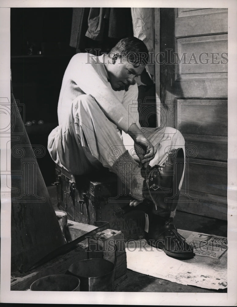1941 Press Photo Pvt Vern Olsen in ski boots with woolen socks - nec74868
